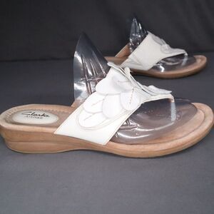Clarks Artican White Leather feather design flip flps size 10 M